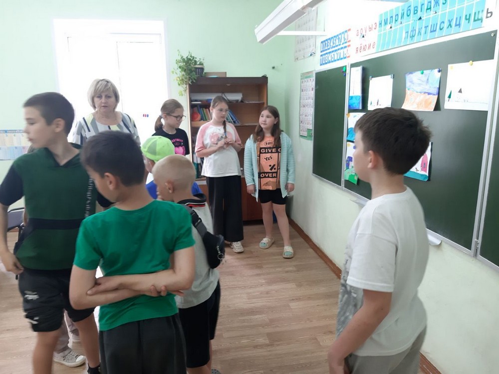 Пятница в пришкольном лагере.